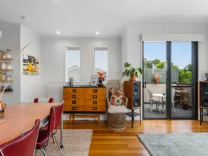Charming Retro Townhouse in Vibrant Coburg - Image 3
