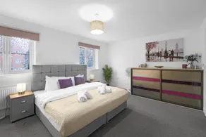 Spacious 6 Bedroom 2 Bath Serviced House with Parking in Denton Way - Image 2