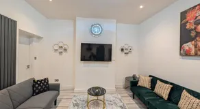 Brand new 4 bedroom house in Newport Free parking - Image 4