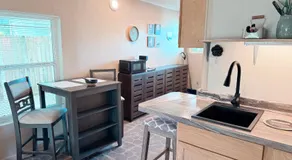 Private Bayou Guest Suite with King Bed, Kitchenette, Carport & Patio - Image 2