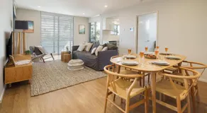 Ocean Breeze Retreat: Kings Coastal Apartment - Image 3