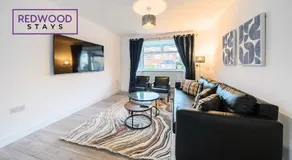 Spacious 3-Bedroom Serviced House, Free On-Street Parking, Free WiFi By Redwood Stays - Image 2