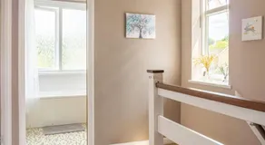 Spacious 4-Bedroom House in Guildford with Free Parking - Image 4
