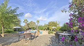 Spacieuse villa entièrement équipée avec terrasse, barbecue et piscine | Vue jardin - Image 3