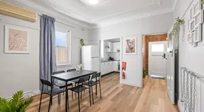 Bright Double Room - Nearby Shops & Eateries - Shared Bathroom and Amenities - Image 3