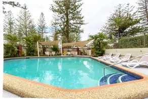 Main Beach Waterfront Apartment - Image 5