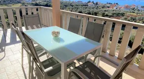 Exquisito apartamento con jardín, terraza y piscina climatizada | Vistas al agua - Image 2