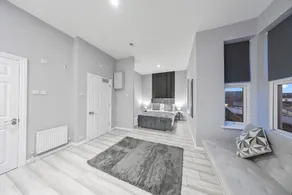 Balmoral Apartments - Image 2