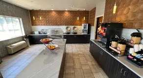 Best Western Plus Paper Valley Hotel - Image 4
