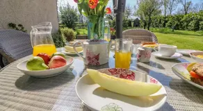 Two Acres- Spacious, delightful, pet free bungalow - Image 3