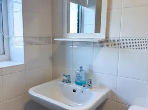 Contractor Friendly 3 Bedroom House Sleeps 5 with Free Parking - Image 2