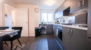 Spacious Luxurious Serviced Accommodation 2 - Image 4