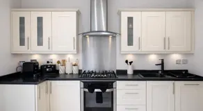 Lily's Pad - 3BR House, Cosy City Living, Patio, Parking, Sleeps 6 - Image 4