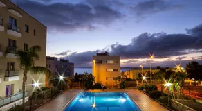 Beach apartment with terrace and pool - Image 2