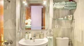 Elegant apartment in Marbella with sea and mountain view. - Image 3