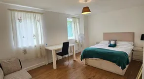 Luxury Kingsize Bedroom with Dedicated Toilet- Central Dartford - Image 2