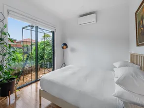 Charming Retro Townhouse in Vibrant Coburg - Image 2