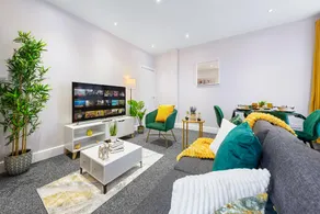 Stylish & Modern 2-Bedroom London Hideaway - King Bed- Sleeps 6 - Parking Available - Instant Book - 20 Percent Off Long Stays! - Image 3