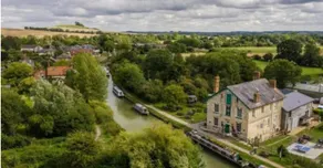 The Barge Inn, Honeystreet - Image 3
