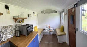 Shepherds Hut with Hot Tub - Image 4