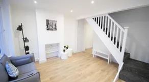 Luxury 4-Bed Terrace - 5 mins from Reading Station - Image 4