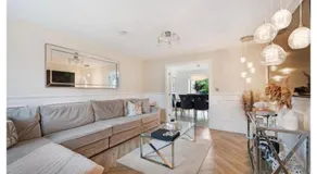 Modern 4BR Home - Free Parking - Sleeps 6 - Garden - Image 2