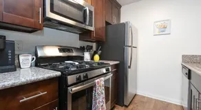 2BR Hollywood Apt with Rooftop Pool & Stunning Views - Image 5