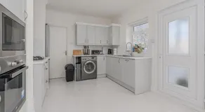 Modern 2-Bed Sleeps 5 Free Parking and Wifi near Stansted and London - Image 2