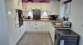 The Aylesbury Home Retreat - 3 Bed Home with Garden & Free Parking - 2 Bedrooms - Image 2