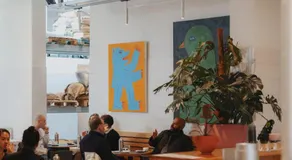 Man Met Bril Koffie Hotel - Image 4