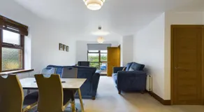 Free Parking Modern 3 Bedroom Apartment - Image 5