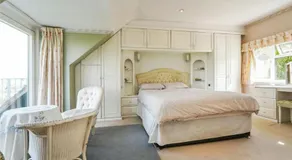 Racing Accommodation on course - Image 2