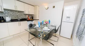 Spacious Flat with Patio & Parking in city centre - Image 4