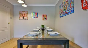Spacious 3 Bed Home with Pool Table - Image 3