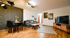 Exklusives-City-Apartment mit gratis Tiefgarage, Balkon, Waschtrockner, Netflix - Image 2