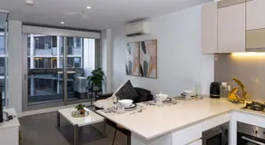 Lux 2BR CBD Apartment with Pool Spa Gym and City Views - Image 4