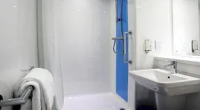 Travelodge Birmingham Central Broadway Plaza - Image 5