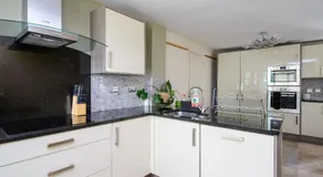 Deluxe 4 or 5 Bed House with Hot Tub, Cinema Room Sleeps 15 - Image 4