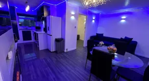 Chic 2 Bedroom Flat - Image 3