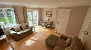 Modern 3 Bedroom house, free parking, town centre - Image 2