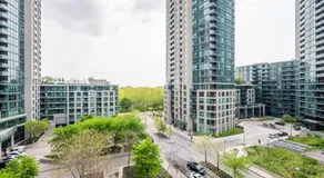 Bright 1 Bedroom & Den Condo Downtown Toronto - Image 4