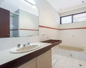 Affordable long Term Stay Queen Size Bedroom Near City University Fremantle - Image 2