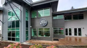 Modern Cozy next to Microsoft, Queen Bed, Parking - Image 4