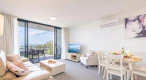 The Landmark unit 405 Resort style, spectacular water views, lift, linen, pool, games room, port-a-cot and highchair. - Image 2