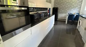 Luxurious 3 Bedroom Contractor House Stevenage by Randz Property Group - Short Lets l Sleeps 6 l Free Parking & Wifi - Image 4