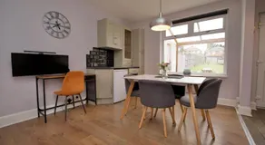 London Road Villa - Free Netflix, Private Parking, WiFi & Private Garden - Image 3