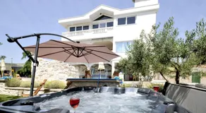 Villa con terraza, barbacoa y piscina privada | Vistas a la piscina - Image 5