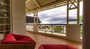 Beachfront Tamarin Villa - Image 5