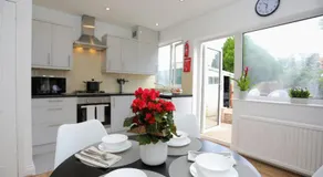 Aisiki Stays Apartments at Hillingdon, 3-Bedroom & 2-Bathroom, Pet-Friendly House with Garden, King or Twin Beds with Free WiFi and Parking Space - Image 2