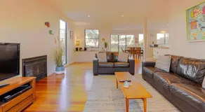 Two Story, Torquay Holiday Home with Large Balcony - Image 2